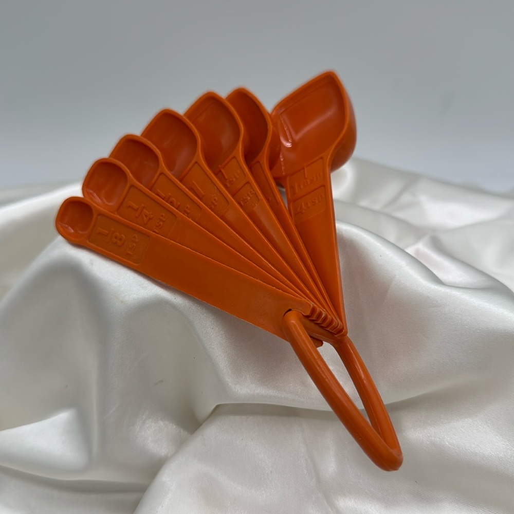 Retro TUPPERWARE 6 Orange Measuring-Spoons + Triangle-Loop; 4-std 2-dual-amount